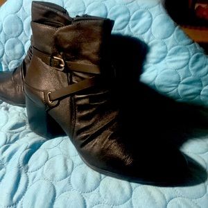 Baretraps women’s Kenidy booties 11 M